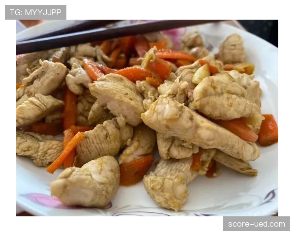 崔家溪训练完回家路上还在啃鸡胸肉，这人是真把日子过成打卡表了