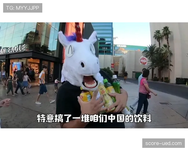 小罗又在沙滩上光脚踢瓶盖,这人到底靠什么维持状态的? 小罗又在沙滩上光脚踢瓶盖,这人到底靠什么维持状态的?