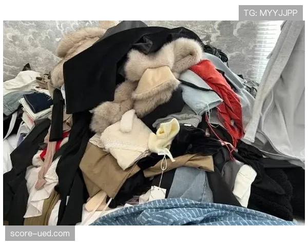 要是把梁伟铿的日常拍成综艺，第一期就翻他的银行卡和衣柜